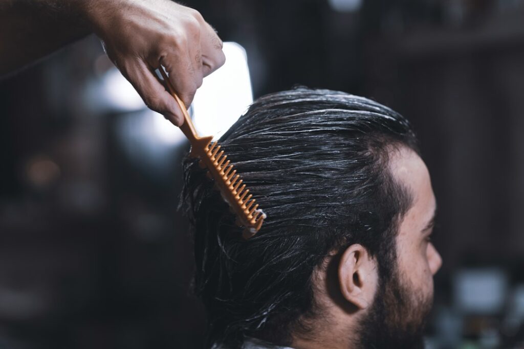 Bartpflege mit Kamm und Bürste beim Barbier