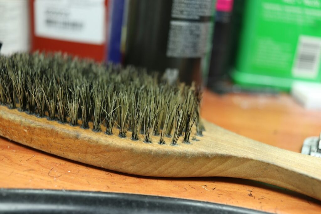 Bürste für Bartpflege als Symbol für schonendes Bartstyling