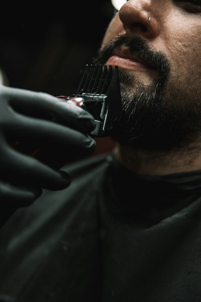 Bartpflege und Entwirren der Barthaare im Barbershop